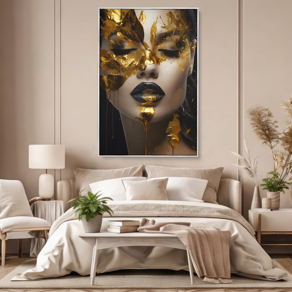 Tablou canvas cu tablou canvas cu portret femeie si foita de aur, in rama de aluminiu argintiu, pe perete intr-un dormitor